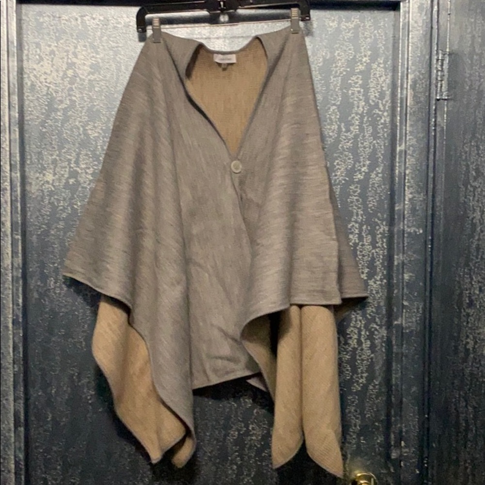 Poncho/Cape/Wrap - Picture 2 of 3